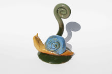 Load image into Gallery viewer, Helpful Holder Snail